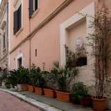 Alle spalle dell�immobile ci imbattiamo invece in una finestra murata, nascosta da piante...